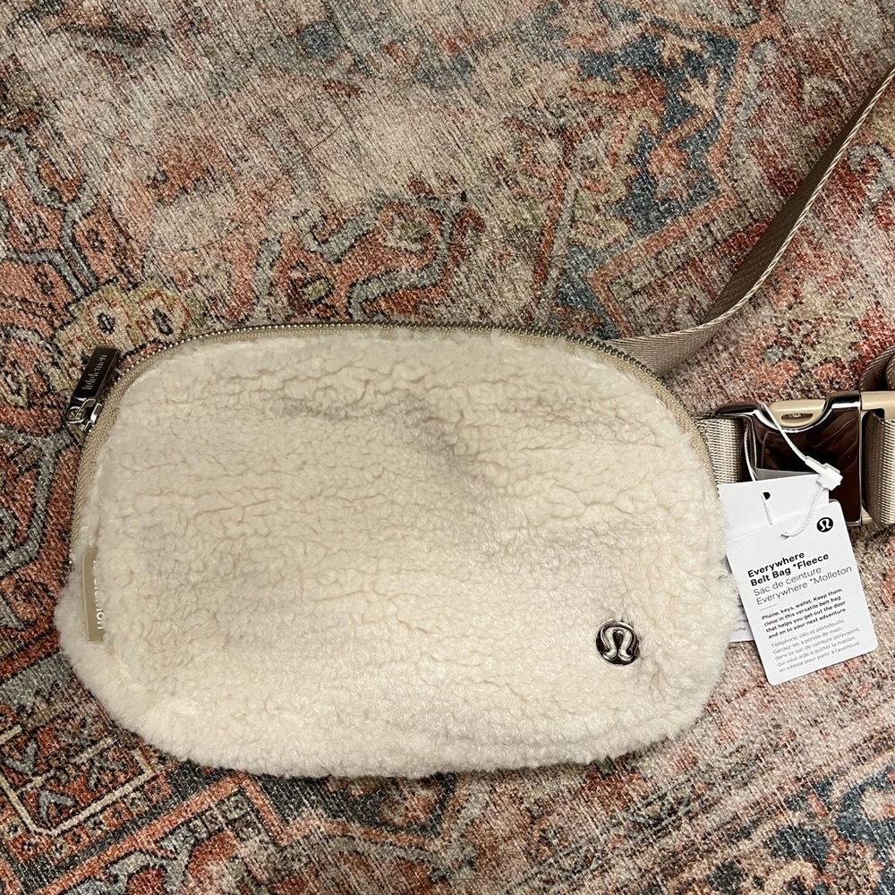NWT Lululemon Everywhere Belt Bag 1L
Fleece